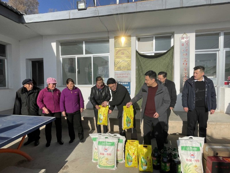 临夏州农投集团在帮扶村开展慰问捐赠运动 - 公司动态 - 资讯中心 - 帮扶,州农,开展,集团,捐赠,临夏,运动,慰问,事情